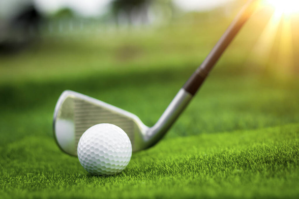 Golf piłka zbliżyć się na trawie tee na zamazanym pięknym krajobrazie tła golfowego. Koncepcja sportu międzynarodowego, które opierają się na umiejętnościach precyzyjnych dla relaksu zdrowotnego. - Zdjęcie, obraz