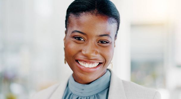 Πρόσωπο, επιχείρηση και μαύρη γυναίκα με χαμόγελο, επιτυχία και αυτοπεποίθηση CEO στο χώρο εργασίας, διαφημιστικό γραφείο και startup εταιρεία. Πορτρέτο, Αφρικανή υπάλληλος και διευθύντρια με χαρά και κίνητρο. - Φωτογραφία, εικόνα
