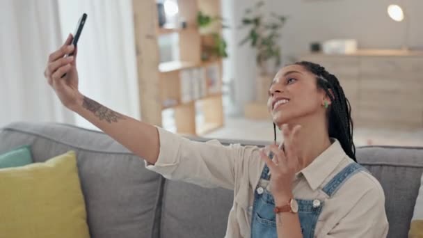 Selfie, vredesteken en kus van de vrouw in de huiskamer op de bank op sociale media. Gezicht, portret en v hand van Afrikaanse persoon voor gelukkig geheugen, liefde voor fotografie en profielfoto van influencer. - Video