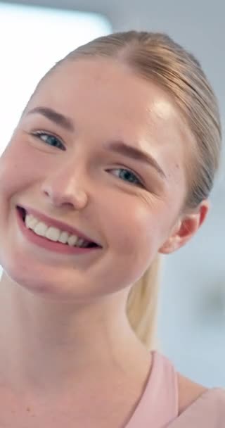 Porträt, Lächeln und Gesicht einer jungen Frau mit sauberer Haut, Glück und positiver Einstellung. Kopfschuss einer glücklichen und natürlichen Person mit perfekten Zähnen und Vertrauen in Gesundheit und Wohlbefinden aus Australien. - Filmmaterial, Video