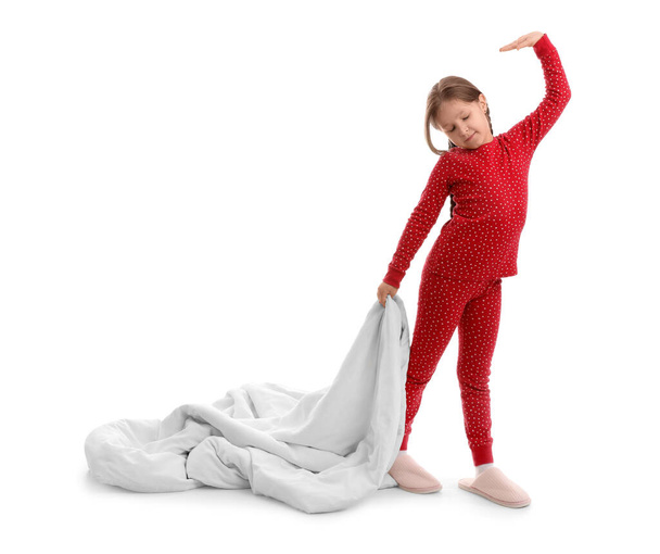 Petite fille en pyjama avec couverture douce sur fond blanc - Photo, image