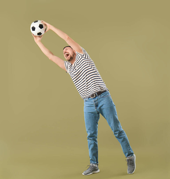 Futbol topuyla oynayan adam renk arkaplanında - Fotoğraf, Görsel