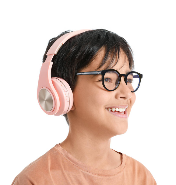 Menino em fones de ouvido no fundo branco, close-up - Foto, Imagem