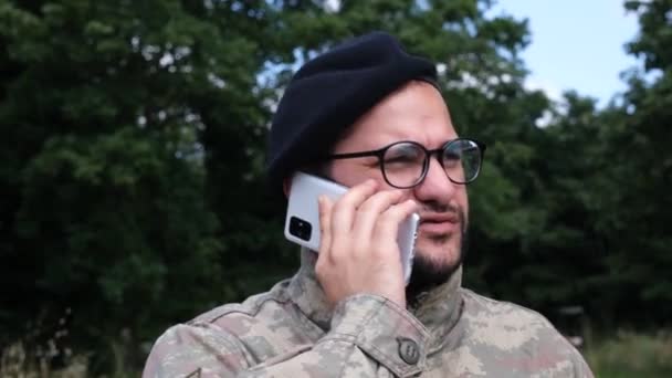 soldier, black beret soldier talking on the mobile phone - Footage, Video