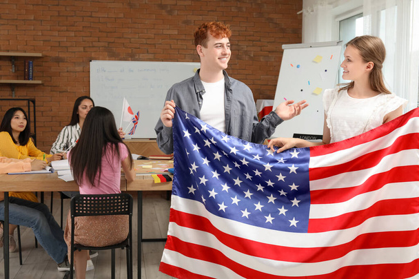 Молодые студенты с флагом США в языковой школе - Фото, изображение