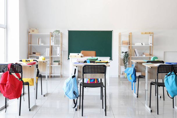 学校の机と椅子が付いている現代教室のインテリア - 写真・画像