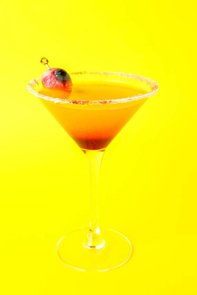 Стакан вкусного коктейля Маргарита на Хэллоуин на желтом фоне - Фото, изображение