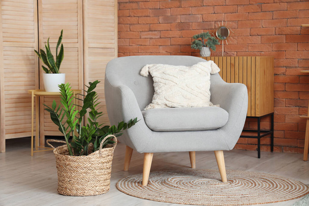 A nappali belseje karosszékkel és szobanövényekkel - Fotó, kép