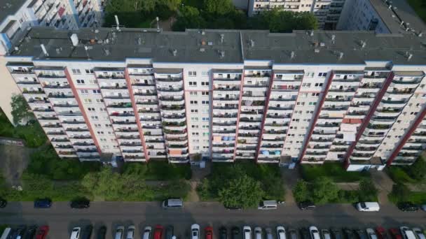 Vzdušný let shora. Velký panelový systém budovy Byt, montované bydlení komplex, Berlín Marzahn východoněmecké léto 2023. drone shora dolů Nad pohled 4k kinematografie - Záběry, video