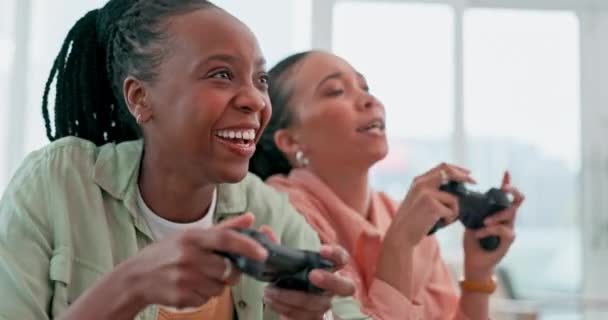 Barátok, videojáték és izgatott nők a kanapén online, virtuális és digitális játékok a nappaliban. Szórakozás, játék és az emberek a vezérlő a kötés, pihenés és a verseny otthon. - Felvétel, videó