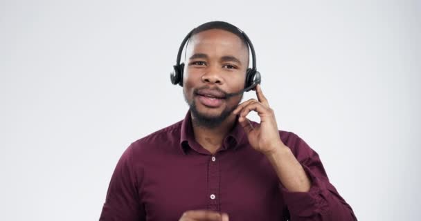 Επικοινωνία ανθρώπου, προσώπου και βίντεο ή τηλεφωνικού κέντρου, υποστήριξη και εξυπηρέτηση πελατών, συμβουλές ή FAQ στο στούντιο. Ευτυχής σύμβουλος, πράκτορας ή αφρικανός που μιλάει για εικονική λύση σε λευκό φόντο. - Πλάνα, βίντεο