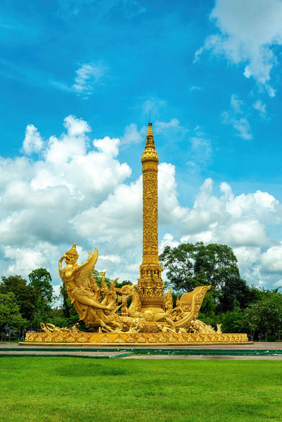 Μνημείο Golden Giant Buddist Lent Candle με φιγούρα Garuda στο Thung Si Muang Public Park, Ubon Ratchathani, Ταϊλάνδη. Αυτό το μνημείο είναι το ορόσημο αυτής της πόλης. - Φωτογραφία, εικόνα