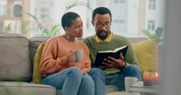 Casa, preghiera o coppia di neri che leggono insieme un libro in una casa cristiana in pensione per speranza o fede. Gesù, uomo o donna africana che studia la Bibbia per amore, gratitudine o sostegno nella religione di casa. - Filmati, video