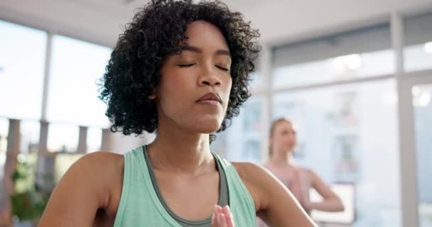 Méditation, yoga et paix avec la femme en classe pour zen, fitness ou santé spirituelle. Équilibre, pleine conscience et bien-être avec la personne et se détendre en studio pour la formation holistique, respiration et état d'esprit. - Séquence, vidéo