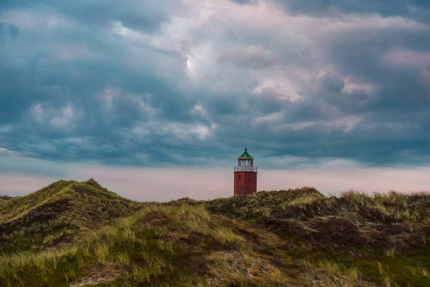 Paisaje nocturno en la isla Sylt, en el Mar del Norte, Alemania. Paisaje con las dunas cubiertas de hierba marram y el cielo nublado al atardecer - Foto, imagen