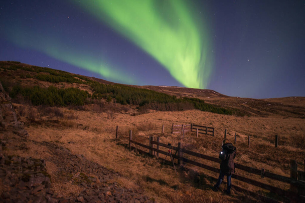 Северное сияние в звездную ночь Исландии. - Фото, изображение