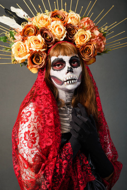 Catrina Drag Queen Studio Porträt. Buntes Porträt der Katrina. Make-up für halloween oder den Tag der Toten. - Foto, Bild