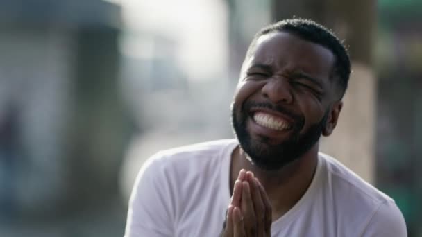 Siyah Brezilyalı bir adam SUCCESS 'i kutluyor sımsıkı yumruklarını havaya kaldırıyor gerçek mutlu bir gülümsemeyle, yakın çekim yüzüyle - Video, Çekim