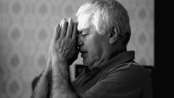 Oddaný starší muž v monochromatické černobílé uniformě. Profil close-up face of a FAITHFUL and HOPEFUL older person PRAYING to GOD - Záběry, video