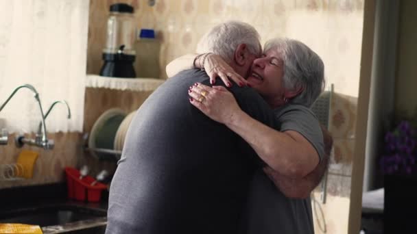 Liefdevol liefdevol moment tussen bejaarden die elkaar knuffelen. Senioren man en vrouw omhelzen in langdurige relatie op hoge leeftijd - Video