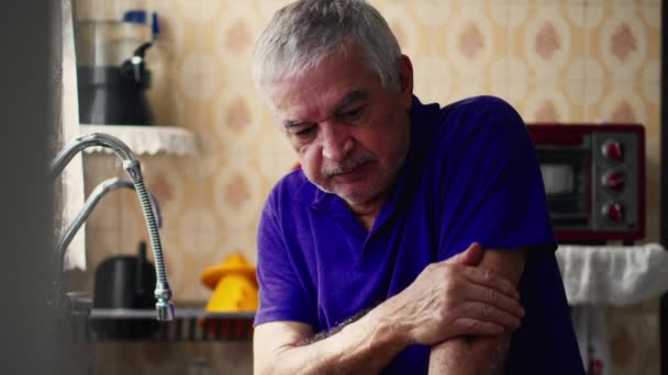 Hombre mayor que sufre de dolor y arrepentimiento en casa, pelo gris deprimido anciano en tranquila desesperación en casa solo, angustiado emoción ansiosa en la vejez - Metraje, vídeo