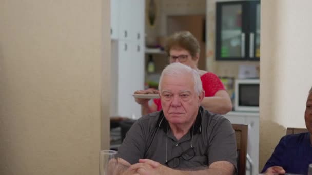 Mujer mayor llevando plato de comida para ancianos Amigos Reunión en el almuerzo - Imágenes, Vídeo