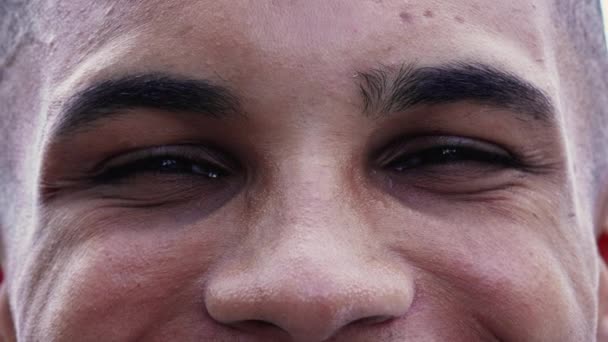 Joyful jonge zwarte Braziliaanse man met beugels glimlachen bij de camera, close-up gezicht - Video