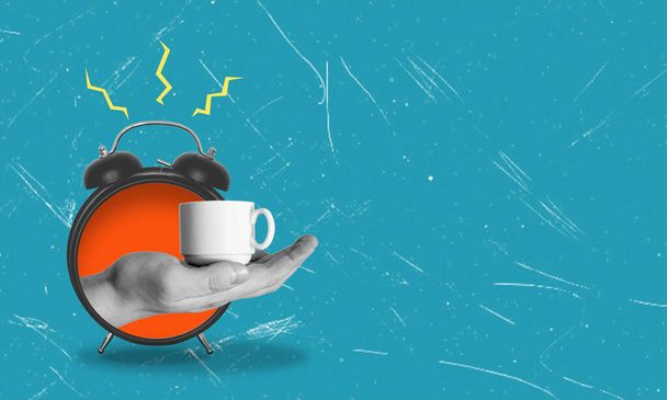 Colagem de arte, hora do café, uma mão com uma xícara de bebida emergindo de um despertador. O conceito de uma pausa para o almoço. - Foto, Imagem