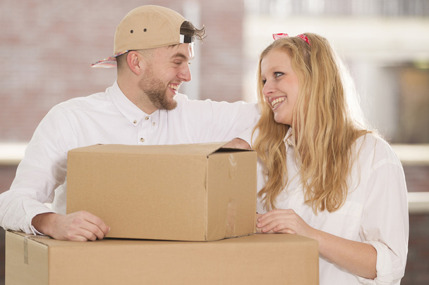 Jovem casal feliz se mudando em sua nova casa
 - Foto, Imagem