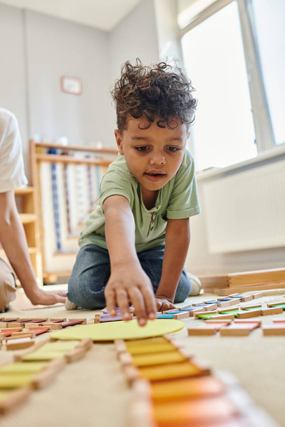 montessori материал, умный африканский мальчик достигает образовательного цвета игрушки, игры, учитель - Фото, изображение