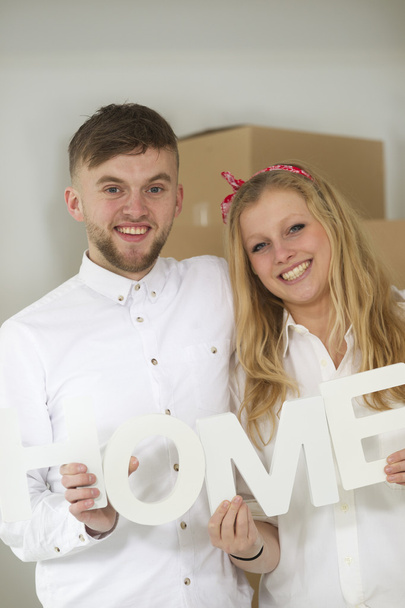 Joyeux jeune couple déménageant dans leur nouvelle maison
 - Photo, image