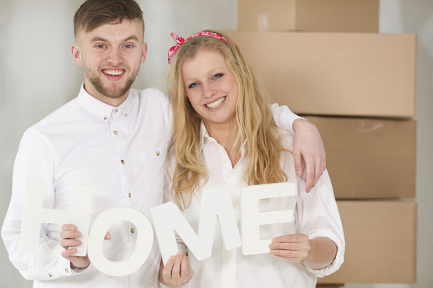 Feliz joven pareja mudándose en su nuevo hogar
 - Foto, Imagen