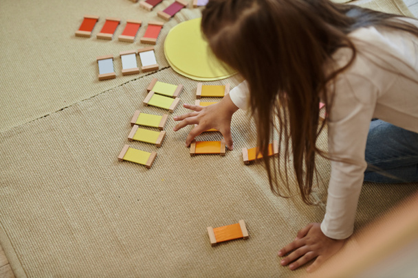 Montessori-Material, intelligentes Mädchen spielt pädagogisches Farbspiel in Form von Sonne, frühe Bildung - Foto, Bild