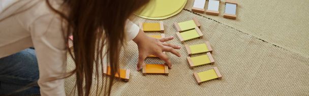 montessori υλικό, κορίτσι παίζει εκπαιδευτικό παιχνίδι χρώμα σε σχήμα ήλιου, πρώιμη εκπαίδευση, πανό - Φωτογραφία, εικόνα
