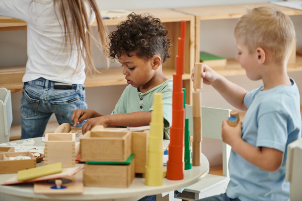 různé rasy děti hrát montessori hry, africký Američan, chlapci hrát dřevěné hračky, barevné párování - Fotografie, Obrázek