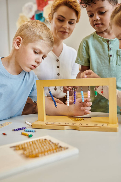 montessori scuola, multiculturale bambini che giocano con il colore tallone scale vicino insegnante, la diversità - Foto, immagini