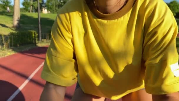 Ενεργός πολυφυλετική νεαρή γυναίκα συμμετέχει στην αναζωογόνηση πρωί άσκηση στο χρυσό φως του ήλιου της νέας ημέρας. Κάνει αναζωογονητική γυμναστική, κάνει ασκήσεις άλματος στο δημόσιο πάρκο το ξημέρωμα. - Πλάνα, βίντεο
