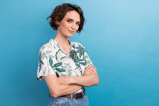 Photo portrait of attractive young woman folded arms confident pose wear trendy print leaves clothes isolated on blue color background. - Valokuva, kuva