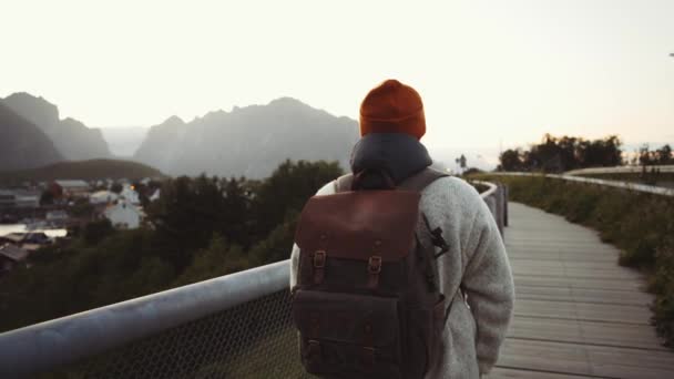 ταξίδια και περιπέτεια φόντο, περιπατητής με σακίδιο απολαμβάνοντας το ηλιοβασίλεμα στο Λοφότεν, Νορβηγία - Πλάνα, βίντεο