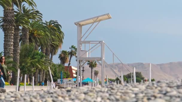 Torre de guarda de praia mínima com um Resgate. Um posto de observação de madeira na praia. Imagens 4k de alta qualidade - Filmagem, Vídeo