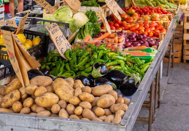 groenten op marktkramen in Italië - Foto, afbeelding