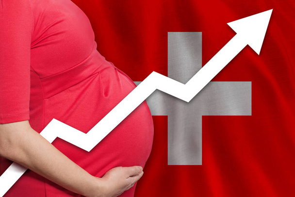Mulher grávida suíça em bandeira de fundo suíço. Taxa de natalidade - Foto, Imagem