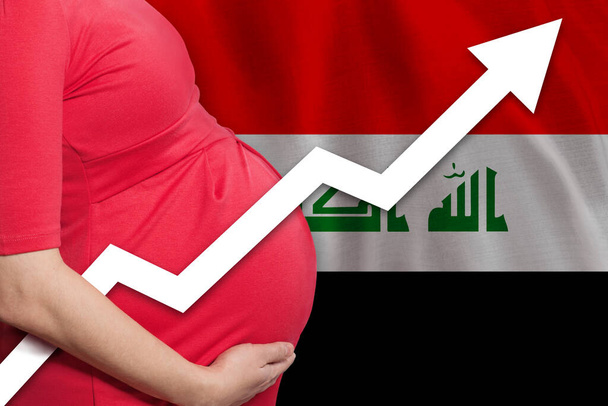 Irakese zwangere vrouw op de vlag van Irak achtergrond. Geboortecijfer stijgt - Foto, afbeelding