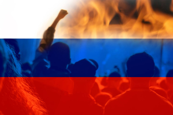 Burgeroorlog in Rusland concept. PMK Wagner tegen het Russische leger. Prigozjin tegen Poetin. Een vlag. Demonstranten in brand. - Foto, afbeelding