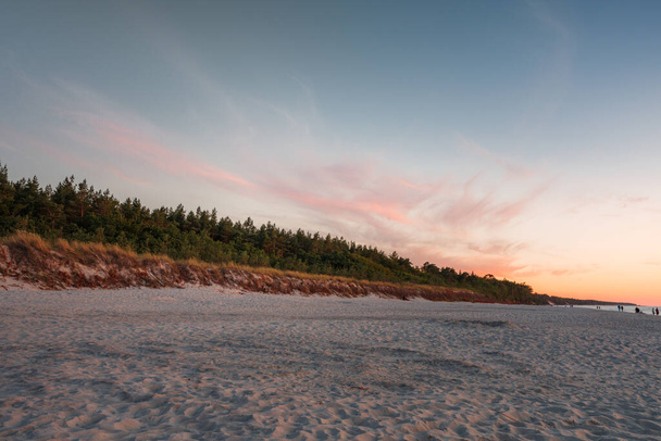 Pôr do sol sobre o Mar Báltico na Polónia
 - Foto, Imagem
