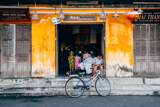 Hola, Vietnam. 16 junio, 2023: vista a la calle de hoi un casco antiguo, vietnam - Foto, imagen