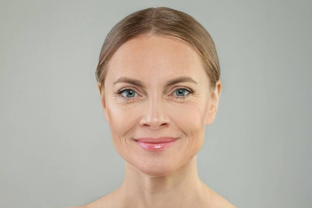 Attractive mature woman face close up portrait - Valokuva, kuva