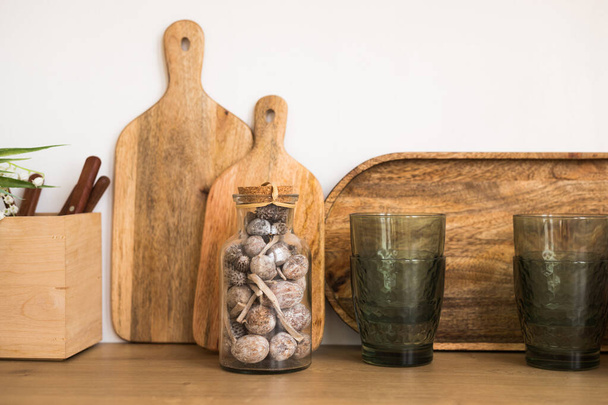 cuencos de madera con té verde en una mesa con un vaso de té. - Foto, Imagen