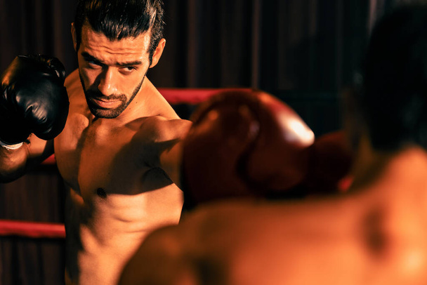Due pugili atletici e muscolosi affrontano in un feroce incontro di pugilato. Un pugile combattente che combatte sul ring. Impetus - Foto, immagini