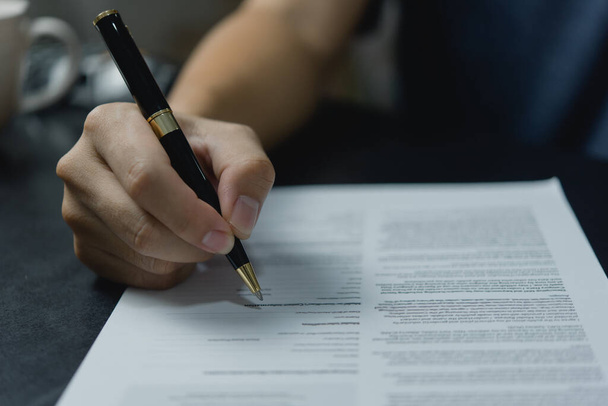 Signature manuelle d'un contrat avec un stylo. projets commerciaux, financiers ou juridiques, accords formels et partenariats. - Photo, image